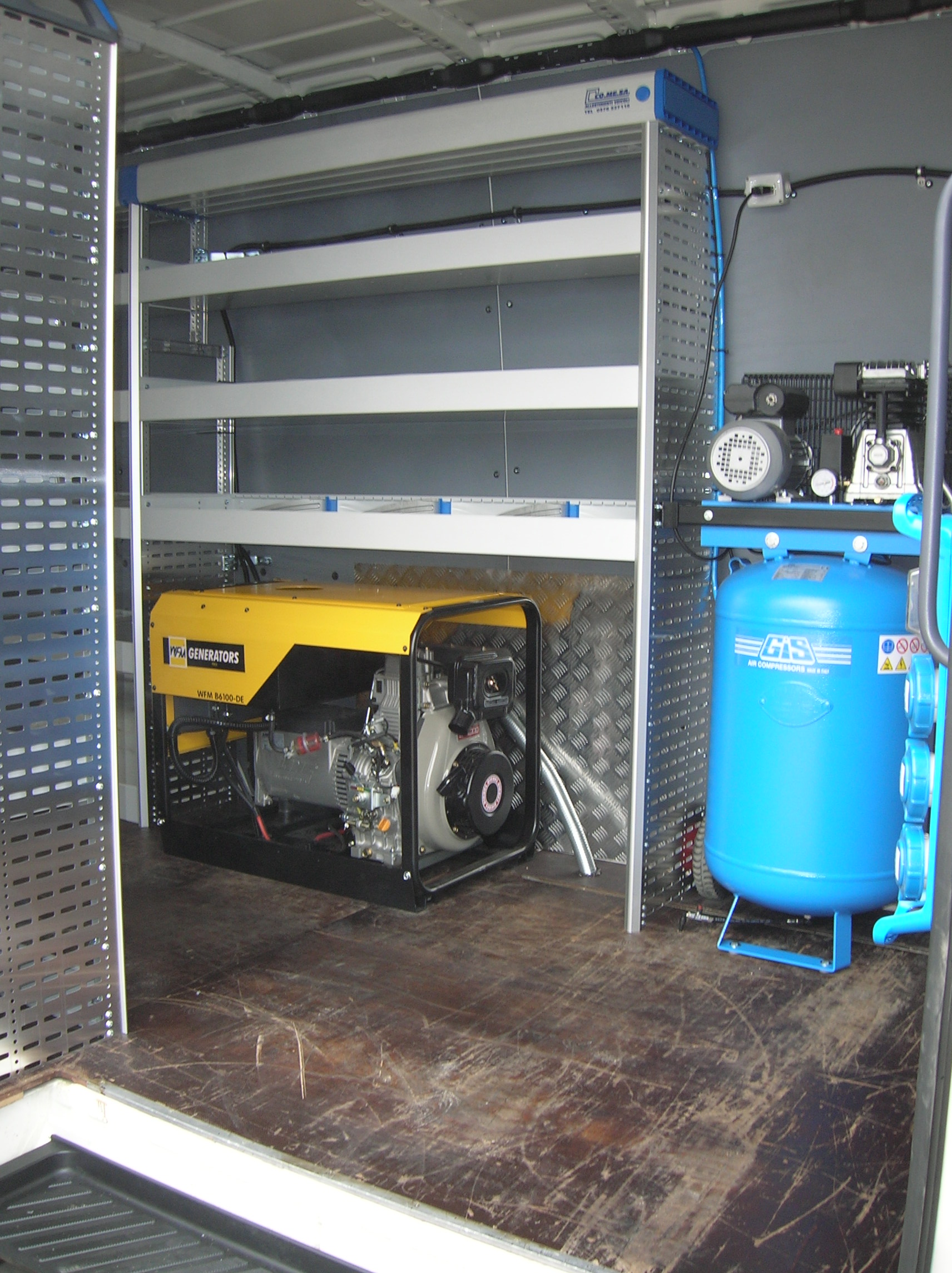 Allestimento Officina Mobile 57